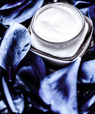 포토 JPG 해외이미지 꽃잎 근접촬영 사람없음 파란색 고급 피부관리 스킨케어 기초화장품 수분크림 해외202309 해외포토 꽃 뷰포인트 컬러 컨셉 뷰티 화장품 파일형식