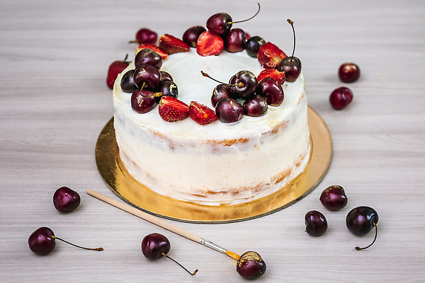 포토 JPG 해외이미지 접시 손 열매 재료 부분 딸기 디저트 유제품 기념 건강 사람없음 장식 빨간색 케이크 주방 빵집 우유 축하 대접 신선 체리 황금 칼 달콤 맛 아침식사 설탕 굽기 크림 코코넛 레시피 건강식 스펀지 벨로루시 식용 짜기 페스츄리 핸드메이드 맛있는 스펀지케이크 해외202309 해외포토 식물 식기 음식 빵 컬러 컨셉 과일 모션 신체부위 상점 식사 구이 파일형식