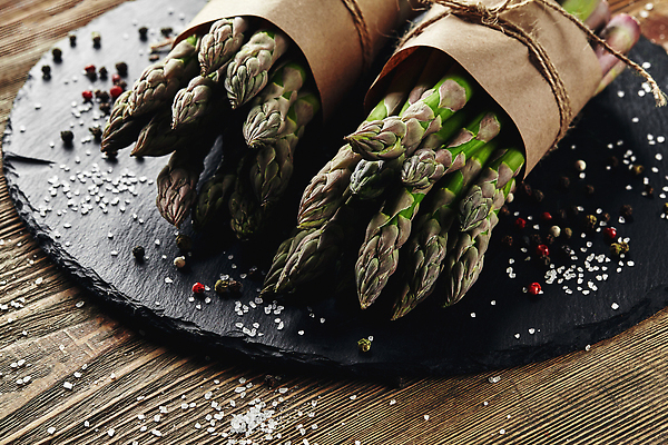 포토 JPG 해외이미지 쟁반 근접촬영 사람없음 아스파라거스 나무탁자 해외202309 해외포토 뷰포인트 채소 탁자 파일형식