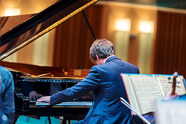 포토 JPG 해외이미지 유럽 줄 음악 의자 건축양식 회의 열쇠 실내 미술 사람없음 내부 목재 빨간색 콘서트 공연 무대 기구 도시 홀 역사 피아노 클래식 극장 시청 객석 랜드마크 옛날 오페라 우크라이나 줄서기 오데사 비어있는 해외202309 해외포토 나무 건축 나라 컬러 가구 컨셉 비즈니스 재료 모션 문화예술 이벤트 공간 건반악기 관공서 파일형식