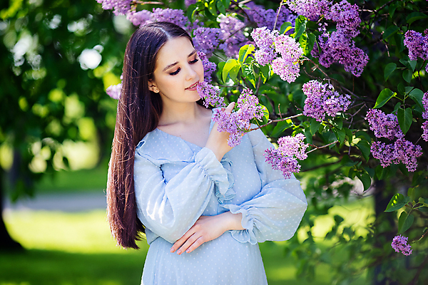 포토 JPG 해외이미지 나무 여자 꽃 허리손 자연 한명 상반신 성인 앞모습 잡기 화려 성인여자한명만 해외202309 해외포토 식물 1 뷰포인트 포즈 컨셉 모션 사람 생태계 여자한명만 성인여자만 파일형식
