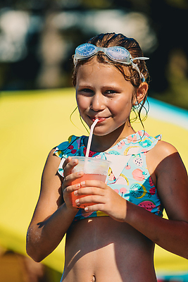 포토 JPG 해외이미지 라이프스타일 행복 감정 음료 어린이 과일 장난 유리 휴가 휴식 고글 수영장 한명 미소 사람 야외 컵 물 여름 얼음 수영 주스 신선 칵테일 바 맛 시원함 휴양지 소다 이국적 해외202309 해외포토 자연요소 1 식기 계절 컨셉 재질 주류 표정 생활 장소 수상스포츠 파일형식
