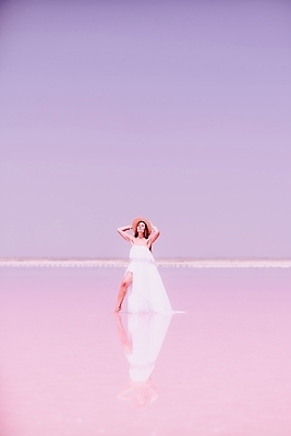 포토 JPG 해외이미지 전신 원피스 여자 바다 한명 성인 옆모습 화려 소금 성인여자한명만 핑크리본 해외202309 해외포토 1 옷 리본 뷰포인트 컨셉 사람 여자한명만 성인여자만 파일형식