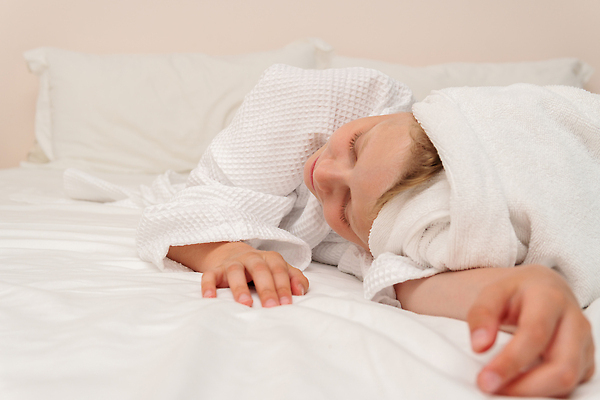 포토 JPG 해외이미지 라이프스타일 여자 행복 커피 어린이 백그라운드 생각 호텔 아침 수영장 건강 한명 미소 사람 수건 뷰티 머리 유행 스파 목욕 욕실 흰색 침대 아기 목욕가운 개울 피부 해적 돌봄 샤워실 위생관리 스타일 카피스페이스 안락 해외202309 해외포토 주간 1 감정 음료 컬러 가구 컨셉 모션 숙소 표정 관리 생활 신체부위 강 위생용품 청결 공백 가운 도둑 샤워시설 파일형식