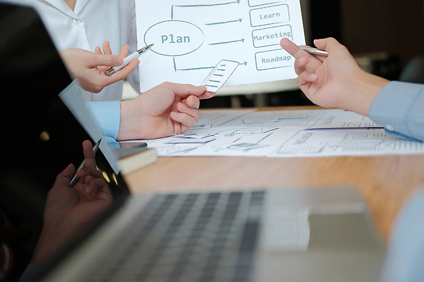 포토 JPG 해외이미지 직업 디자인 비즈니스 모바일 사람 사람없음 스마트폰 핸드폰 웹 업무 비즈니스맨 비즈니스우먼 체험 어플리케이션 목표 계획 토론 디자이너 분석 레이아웃 UI 개발 반응 인터페이스 프로그래밍 프로젝트 사용자 셀룰러 해외202309 해외포토 여자 남자 컨셉 인터넷 전자제품 스마트기기 작업 직장인 파일형식