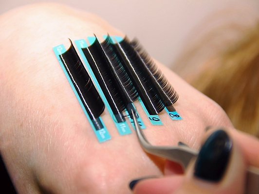 포토 JPG 해외이미지 백인 직업 산업 분홍색 컬러 포즈 모션 근육 주택 실내 창조 인종 사람없음 장식 빨간색 뷰티 유행 힘 성장 우아함 상품 덧셈 미용사 속눈썹 오브젝트 싱글 만들기 돌봄 인공 접착제 해외202309 해외포토 서양인 컨셉 사람 내부 건물 수학 풀_접착제 눈썹 파일형식