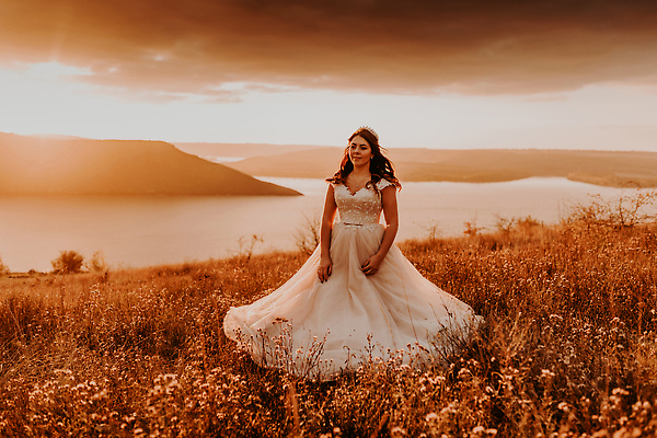 포토 JPG 해외이미지 백인 1 드레스 여자 꽃 행복 도로 여유 꽃다발 결혼 밭 데이트 자연 하늘 바람 발렌타인데이 선물 한명 사람 성인 야외 초록색 물 태양 유행 화환 소리 일몰 흰색 시골 아내 저녁 낟알 베일 내추럴 유일 해외202309 해외포토 자연요소 서양인 식물 옷 감정 길 컬러 농업 교통시설 데이이벤트 날씨 이벤트 노을 야간 생태계 파일형식