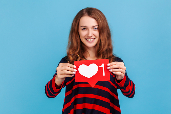 포토 JPG 해외이미지 응시 여자 말풍선 한명 들기 상반신 성인 앞모습 파란색 하트 성인여자한명만 해외202309 해외포토 모양 1 시선 뷰포인트 컬러 모션 사람 여자한명만 성인여자만 파일형식
