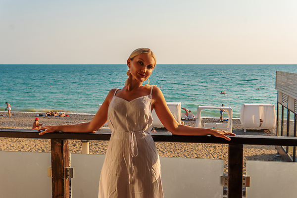 포토 JPG 해외이미지 모델 1 라이프스타일 응시 여자 행복 바다 여행 백그라운드 창문 자연 하늘 호텔 휴가 휴식 한명 서기 사람 풍경 성인 야외 물 여름 파란색 뷰티 방 자유 발코니 오픈 고급 지중해 휴양지 해외202309 해외포토 자연요소 시선 계절 감정 컬러 컨셉 모션 숙소 생활 장소 생태계 파일형식