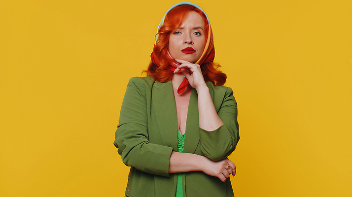 포토 JPG 해외이미지 백인 응시 드레스 여자 생각 상상 설계 아이디어 실내 한명 사람 성인 유행 이탈리아 재킷 꿈 표현 최고 계획 질문 집중 명상 생강 해결 빨간머리 의심 고립 노란배경 대답 배려 혼란 혼자 스타일 카피스페이스 브레인스토밍 해외202309 해외포토 서양인 1 헤어스타일 시선 옷 감정 유럽 백그라운드 컨셉 채소 내부 노란색 공백 외투 파일형식