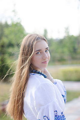 포토 JPG 해외이미지 나무 백인 모델 전통 라이프스타일 드레스 옷 공원 여자 문화 얼굴 셔츠 밭 자연 한명 사람 여러명 야외 초록색 여름 파란색 컬러풀 뷰티 유행 낭만 흰색 숲 옷입기 자수 우크라이나 전국 해외202309 해외포토 서양인 식물 1 계절 공공시설 유럽 컬러 다수 컨셉 상의 농업 모션 생활 신체부위 생태계 파일형식