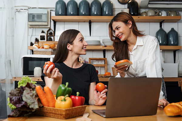 포토 JPG 해외이미지 백인 라이프스타일 커플 여자 남자 행복 음료 음식 통신 가족 모션 탁자 아침 휴식 주택 함께함 실내 건강 대화 사랑 요리 사람 앉기 성인 내부 두명 뷰티 파티 주방 저녁식사 우정 마시기 그룹 아침식사 먹기 해외202309 해외포토 주간 서양인 감정 가구 컨셉 관계 말하기 이벤트 건물 생활 친구 식사 파일형식