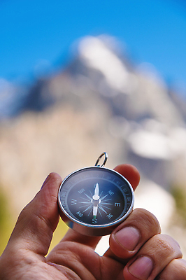 포토 JPG 해외이미지 1 손 디자인 남자 여행 백그라운드 지도 가이드 자연 휴가 화살 산 항해 사람 사람없음 야외 장비 탐험 잡기 닫기 선택 목표 계획 소프트포커스 나침반 방향 모험가 오브젝트 부드러움 위치 지형 네비게이션 자석 발견 방법 오리엔테이션 원정 지리 해외202309 해외포토 직업 컨셉 배_교통 모션 촬영기법 신체부위 감각 생태계 파일형식