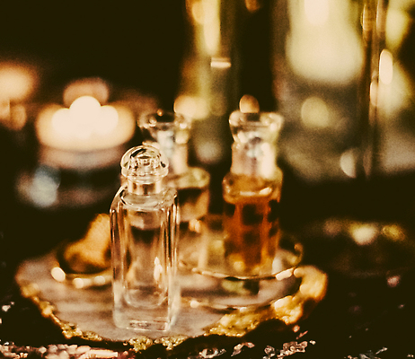 포토 JPG 해외이미지 초 유리 사람없음 반지 투명 분위기 고급 향수 보케 향수병 해외202309 해외포토 컨셉 장신구 재질 화장품 병_담는 파일형식