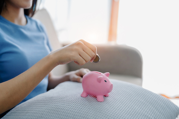 포토 JPG 해외이미지 가구 돈 거실 비즈니스 사업가 창문 모바일 아파트 주택 한명 사람 앉기 성인 금융 경제 노트북 스마트폰 컴퓨터 소파 동전 기쁨 저축 돼지저금통 계산기 아내 커튼 비즈니스우먼 절약 메시지 계산 연결 은퇴 스마트 책상 투자 빨간머리 빚 세금 예산 카피스페이스 해외202309 해외포토 직업 1 헤어스타일 여자 감정 생활용품 컨셉 의자 모션 문구용품 건물 전자제품 핸드폰 스마트기기 공백 장비 저금통 직장인 재산 파일형식