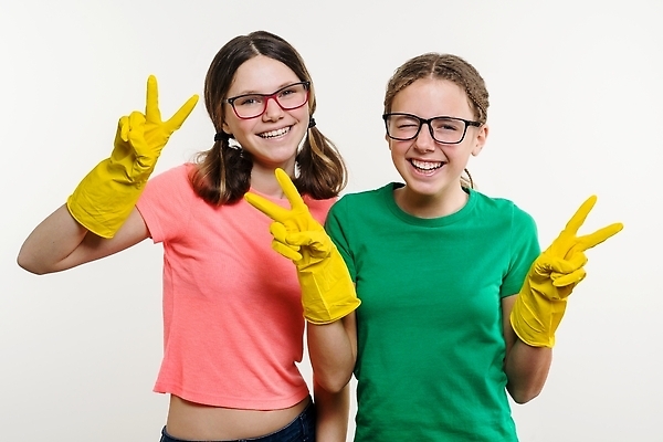 포토 JPG 해외이미지 백인 손 여자 행복 포스터 장갑 백그라운드 가사 2 가정 주택 사람 두명 10대 뷰티 노란색 봄 엄지손가락 흰색 잡기 업무 빨래 상품 청소 세제 서비스 사인 주부 분무기 고무 청소부 스펀지 위생관리 필승 해외202309 해외포토 서양인 직업 잡화 계절 감정 컬러 손가락 모션 청소년 관리 건물 신체부위 우승 작업 파일형식