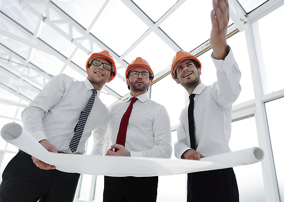 포토 JPG 해외이미지 직업 디자인 남자 종이 비즈니스 사업가 탁자 설계 노동자 직장 함께함 실내 3 대화 설명 사람 세명 사무실 가리킴 업무 작업 비즈니스맨 그룹 엔지니어 감독 계획 건축가 토론 디자이너 스케치 동료 상담 청사진 계약자 프로젝트 카피스페이스 해외202309 해외포토 가구 컨셉 회사 관계 모션 말하기 미술 손짓 내부 공백 직장인 기술자 계약 파일형식