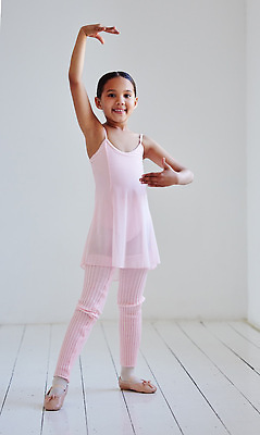포토 JPG 해외이미지 전신 여자 어린이 실내 한명 앞모습 우아함 연습 발레복 발레동작 손뻗기 발레학원 소녀한명만 해외202309 해외포토 1 옷 뷰포인트 포즈 컨셉 모션 사람 내부 발레 학원 여자한명만 소녀만 파일형식
