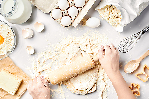 포토 JPG 해외이미지 손 실내 신체부위 하이앵글 계란 도구 지저분함 계란껍데기 반죽 밀가루 제빵 거품기 밀대 유리그릇 버터 제빵도구 해외202309 해외포토 그릇 뷰포인트 유리 주방용품 사람 내부 제과제빵 알 감각 가루 파일형식