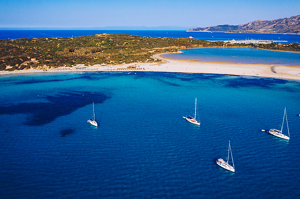 포토 JPG 해외이미지 라이프스타일 교통수단 바다 여행 요트 교통시설 자연 휴가 항해 안테나 건강 사람없음 물 여름 파란색 보트 재산 고급 정상 크루즈 정박 함선 닻 드론 열대기후 조감도 터키석 선박 해외202309 해외포토 자연요소 계절 컬러 교통 컨셉 수상교통 배_교통 통신 생활 금융 보석 시설 생태계 파일형식