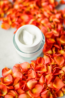 포토 JPG 해외이미지 꽃잎 사람없음 주황색 고급 피부관리 스킨케어 기초화장품 수분크림 해외202309 해외포토 꽃 컬러 컨셉 뷰티 화장품 파일형식