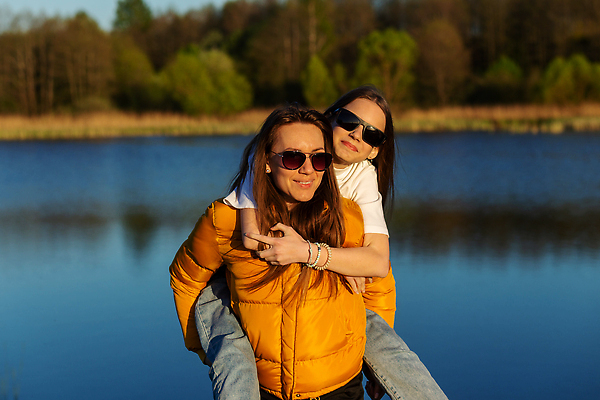 포토 JPG 해외이미지 라이프스타일 공원 여자 딸 행복 호수 어린이 백그라운드 2 가족 포옹 자연 놀이 엄마 휴가 함께함 건강 사랑 웃음 사람 풍경 야외 두명 물 여름 뷰티 걷기 침묵 일몰 봄 재킷 기쁨 가을 숲 돌봄 해외202309 해외포토 자연요소 계절 공공시설 감정 컨셉 관계 안기 모션 표정 생활 노을 소리 외투 생태계 파일형식