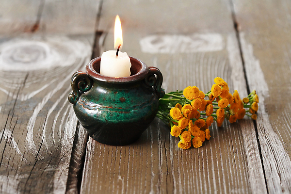 포토 JPG 해외이미지 전통 꽃 종교 백그라운드 컨셉 촛불 불 추상 불꽃 조명 따뜻함 사람없음 빛 한개 믿음 어둠 힘 슬픔 감각 고독 야간 저녁 명상 촛대 연소 광 심지 왁스 해외202309 해외포토 자연요소 식물 1 감정 무늬 초 파일형식