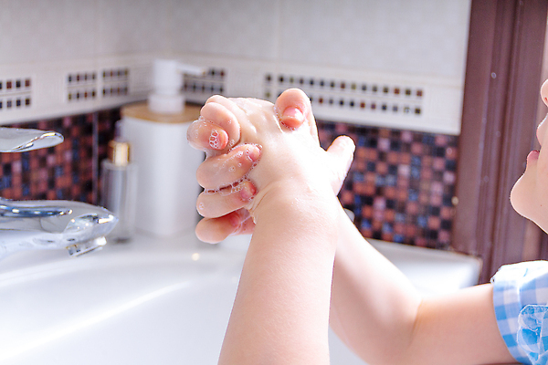 포토 JPG 해외이미지 손 어린이 신체 손가락 학교 가정 가족 건강 한명 사람 일상 물 목욕 청결 유치원 거품 젖음 욕실 액체 개울 바이러스 위생 빨래 질병 청소 피부 기중기 싱크대 피부관리 화장실 감염 미생물 비누 닦기 박테리아 돌봄 바디케어 백신 소독 위생관리 코로나바이러스 해외202309 해외포토 자연요소 1 교육 가사 의학 관계 모션 생물 관리 라이프 신체부위 강 위생용품 뷰티 중장비 개수대 파일형식