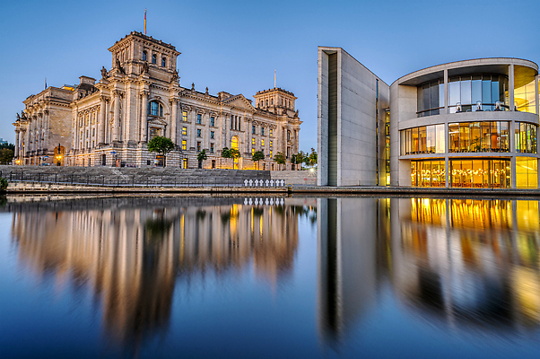 포토 JPG 해외이미지 유럽 여행 건축양식 전등 조명 주택 독일 사람없음 건물 물 강 도시풍경 반사 어둠 일몰 새벽 도시 역사 야간 저녁 심볼 베를린 빛망울 천연기념물 국회 랜드마크 수도권 옛날 전국 정부 정치 해외202309 해외포토 자연요소 건축물 건축 나라 풍경 빛 노을 지역 파일형식
