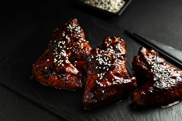 포토 JPG 해외이미지 접시 음식 백그라운드 날개 손가락 고추 탁자 한국 파슬리 마늘 육류 요리 동양인 사람없음 파티 일본 식사 저녁식사 치킨 중국 튀김 바위 신선 뜨거움 달콤 그릴 굽기 매움 머리위 꿀 항공촬영 대두 어려움 절임 짠맛 핸드메이드 카피스페이스 해외202309 해외포토 식기 손 아시아 뷰포인트 가구 채소 식재료 주방용품 인종 이벤트 공백 돌_바위 맛 구이 닭고기요리 파일형식