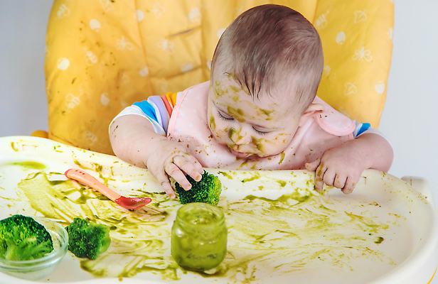 포토 JPG 해외이미지 남자 채소 한명 앉기 상반신 앞모습 아웃포커스 아기 잡기 지저분함 먹기 남자아기한명만 해외202309 해외포토 1 뷰포인트 모션 촬영기법 사람 감각 남자한명만 남자아기만 파일형식