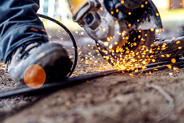 포토 JPG 해외이미지 손 산업 부분 공장 불 노동자 안전 사람 사람없음 빛 금속 검은색 힘 기계 소리 장비 공구 업무 바퀴 뜨거움 칼날 작업실 수리 보호 자르기 철 각도 그라인더 온도 정비공 공학 방법 용접 조작 철강 해외202309 해외포토 자연요소 직업 교육 컬러 컨셉 공업 모션 재질 신체부위 도구 작업 기술자 커피용품 파일형식