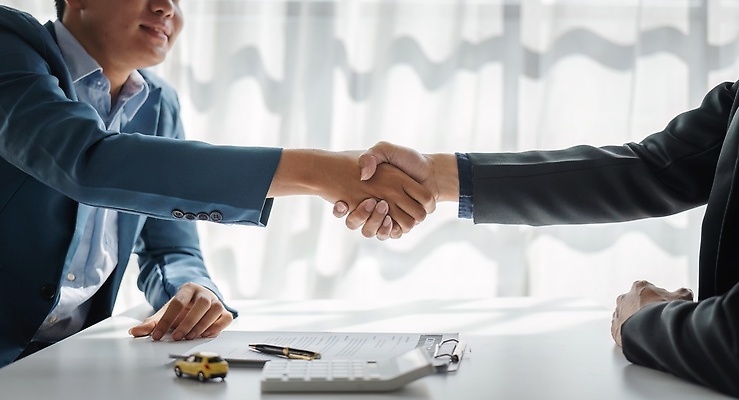 포토 JPG 해외이미지 직업 손 남자 비즈니스 교통시설 자동차 성공 열쇠 새로움 악수 실내 사람 두명 금융 판매 세일 거래 비즈니스맨 운전사 구매 중개인 고객 계약 서비스 주기 경영자 투자 딜러 소매 주인 판매원 보험 대여 대출 렌탈 매각 자동 해외202309 해외포토 육상교통 교통 컨셉 모션 손짓 내부 신체부위 경제 쇼핑 직장인 시설 리더 파일형식