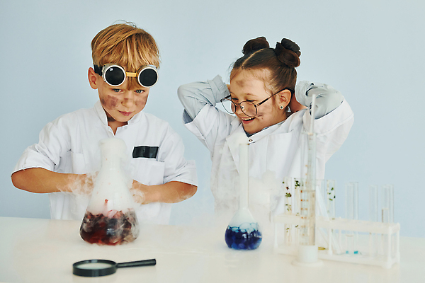 포토 JPG 해외이미지 여자 남자 어린이 돋보기 고글 소년 상반신 두명 앞모습 장비 흰색 책상 호기심 과학기구 구급약품 화학자 어린이만 해외202309 해외포토 감정 뷰포인트 컬러 가구 컨셉 사람 약 기구 과학자 파일형식