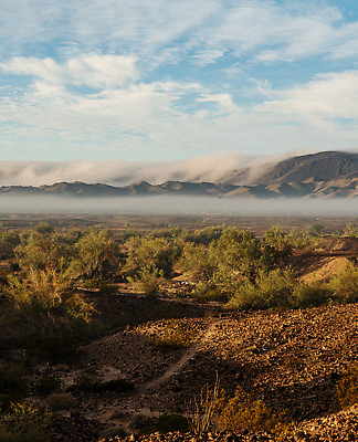 포토 JPG 해외이미지 여행 아침 산 건조 사람없음 캠핑 하이킹 사막 안개 빨래 땅 애리조나 일반 뿌연 해외202309 해외포토 주간 가사 레저 날씨 미국 파일형식