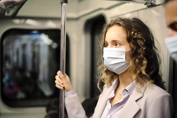 포토 JPG 해외이미지 백인 라이프스타일 여자 유럽 여행 컨셉 교통시설 실내 가면 서기 안전 사람 두명 여행객 잡기 도시 바이러스 전철 역 보호 질병 연결 출발 예방 출퇴근 승객 튜브 지하 대도시 일반 돌봄 전염병 코로나바이러스 해외202309 해외포토 서양인 나라 육상교통 교통 비즈니스 의학 모션 대중교통 내부 생활 시설 파일형식