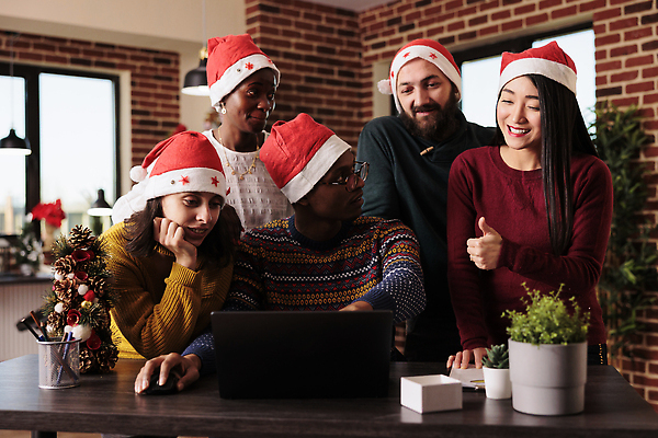 포토 JPG 해외이미지 여자 남자 크리스마스 겨울 산타모자 회의 직장 함께함 여러명 상반신 성인 앞모습 노트북 사무실 크리스마스트리 턱괴기 가리킴 업무 비즈니스맨 비즈니스우먼 책상 동료 따봉 성인만 브레인스토밍 해외202309 해외포토 모자_잡화 계절 기념일 뷰포인트 가구 다수 컨셉 회사 비즈니스 관계 모션 사람 손짓 전자제품 최고 작업 직장인 파일형식