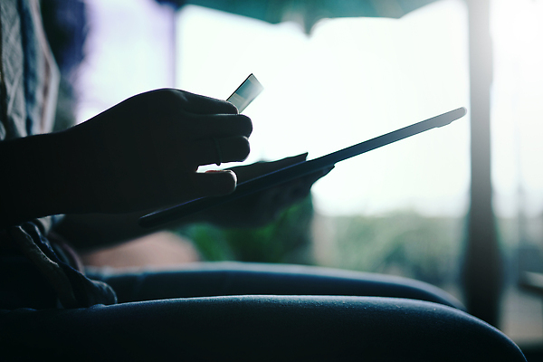 포토 JPG 해외이미지 직업 라이프스타일 실루엣 인터넷 비즈니스 청소년 아파트 주택 아이디어 갈색머리 한명 사람 20대 성인 취미 쇼핑 소파 알약 디지털 다이어리 비즈니스우먼 신용카드 구매 계획 연결 무선전화기 와이파이 결제 질서 온라인 남아프리카 예산 터치스크린 여자한명만 해외202309 해외포토 1 헤어스타일 여자 컨셉 의자 아프리카 촬영기법 청년 건물 생활 금융 약 사무용품 예절 직장인 전화기 무선인터넷 여자만 파일형식