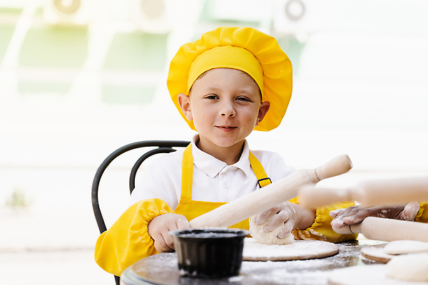 포토 JPG 해외이미지 백인 라이프스타일 행복 어린이 음식 유니폼 가족 탁자 요리 사람 소년 세명 친구 노란색 주방 요리사 검은색 앞치마 빵집 그룹 굽기 준비 반죽 만들기 밀가루 다인종 언니 다민족 걸음마 제빵사 페스츄리 해외202309 해외포토 서양인 직업 옷 남자 감정 빵 컬러 가구 관계 모션 인종 생활 상점 가루 구이 자매 파일형식