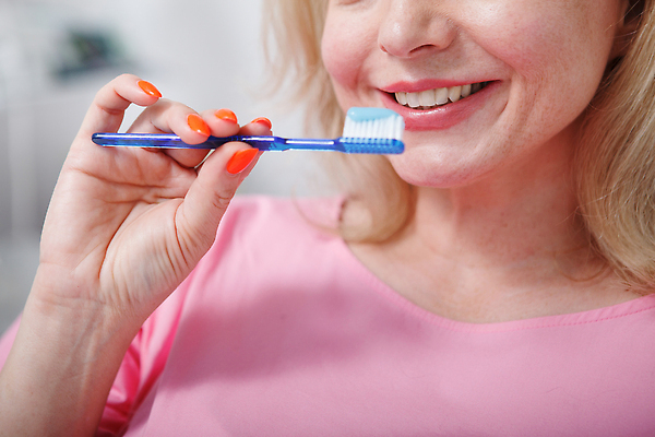 포토 JPG 해외이미지 건강 치과 병원 한명 미소 치료 약 환자 신선 치아 칫솔 치과의사 치약 미백 위생관리 구강학 해외202309 해외포토 1 의학 표정 관리 사람 위생용품 의사 소화기관 파일형식