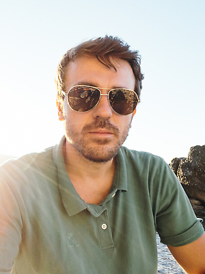 포토 JPG 해외이미지 백인 1 라이프스타일 남자 얼굴 바다 티셔츠 하늘 휴가 한명 선글라스 햇빛 여행객 맑음 닫기 셀프카메라 심각 해외202309 해외포토 서양인 안경 컨셉 셔츠 모션 날씨 사람 생활 신체부위 태양 사진촬영 파일형식