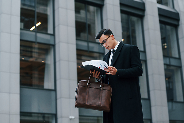 포토 JPG 해외이미지 남자 안경 서류가방 창문 그래프 한명 들기 정장 상반신 성인 옆모습 도시 직장인 비즈니스맨 스마트 확인 서류판 스마트워치 성인남자한명만 해외포토 직업 1 잡화 옷 뷰포인트 컨셉 가방 비즈니스 모션 사람 스마트기기 사무용품 웨어러블 남자한명만 성인남자만 파일형식
