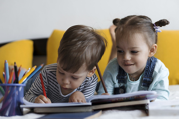 포토 JPG 해외이미지 백인 행복 얼굴 어린이 포즈 2 인터넷 장난 가족 베개 놀이 아침 주택 건강 사랑 사람 소년 내부 두명 책 컴퓨터 파티 점프 기쁨 침실 방 춤 아기 셀프카메라 해외202309 해외포토 주간 서양인 남자 감정 관계 침구 모션 문화예술 이벤트 건물 신체부위 전자제품 사진촬영 파일형식