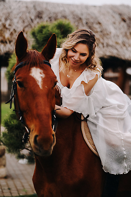 포토 JPG 해외이미지 드레스 여자 엎드리기 한명 앉기 상반신 성인 야외 말_동물 승마 성인여자한명만 해외202309 해외포토 1 옷 스포츠 포유류 모션 사람 여자한명만 성인여자만 파일형식