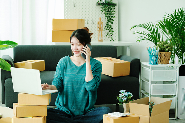 포토 JPG 해외이미지 여자 꽃 잎 실내 한명 들기 동양인 성인 노트북 스마트폰 소파 쌓기 택배 통화 택배상자 박스포장 온라인쇼핑몰 성인여자한명만 해외202309 해외포토 식물 1 의자 포장 모션 사람 인종 내부 전자제품 핸드폰 스마트기기 상자 운송업 쇼핑몰 온라인 여자한명만 성인여자만 파일형식