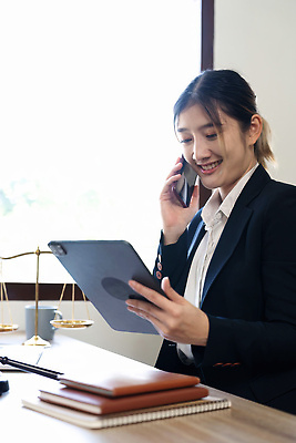 포토 JPG 해외이미지 백인 직업 라이프스타일 여자 행복 비즈니스 사업가 통신 성공 모바일 직장 대화 한명 미소 사람 정장 성인 금융 노트북 스마트폰 핸드폰 컴퓨터 사무실 뷰티 업무 작업 비즈니스우먼 자신감 상담원 종업원 스마트 책상 경영자 부름 온라인 변호사 경영 해외202309 해외포토 서양인 1 옷 감정 가구 컨셉 회사 모션 표정 말하기 생활 경제 전자제품 스마트기기 직장인 사무원 리더 파일형식