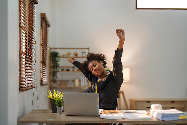 포토 JPG 해외이미지 직업 라이프스타일 손 여자 행복 흑인 비즈니스 탁자 성공 휴식 노동자 직장 실내 한명 사람 앉기 성인 노트북 컴퓨터 사무실 운동 뷰티 검은색 스트레칭 업무 작업 비즈니스우먼 종업원 책상 경영자 팔 온라인 경영 단절 해외202309 해외포토 서양인 1 감정 컬러 가구 컨셉 회사 모션 건강 내부 생활 신체부위 전자제품 직장인 리더 파일형식