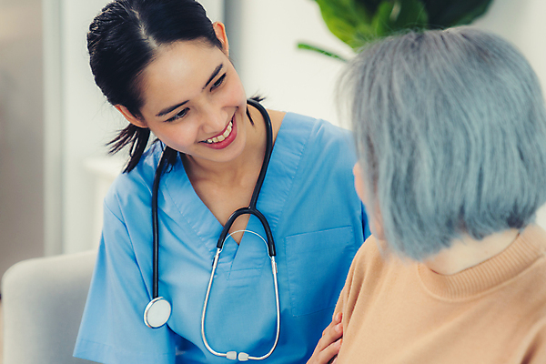 포토 JPG 해외이미지 여자 노년 행복 할머니 화초 청진기 병원 동양인 상반신 성인 두명 앞모습 마주보기 건강관리 환자 간호사 여자만 해외202309 해외포토 식물 감정 뷰포인트 의학 의료기기 모션 건강 관리 사람 인종 의료진 파일형식