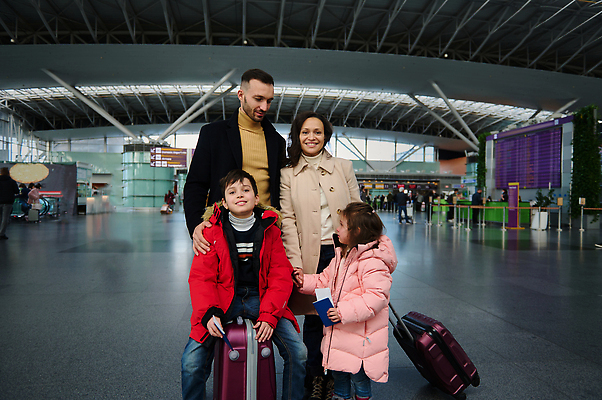 포토 JPG 해외이미지 라이프스타일 행복 어린이 여행 가방 가족 휴가 비행기 함께함 항해 사람 두명 여행객 여행가방 짐 자녀 도착 항공 출발 여권 승객 다인종 대패 수하물 체크인 터미널 해외202309 해외포토 잡화 감정 컨셉 배_교통 관계 항공교통 대중교통 인종 생활 파일형식