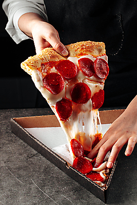 포토 JPG 해외이미지 손 조각 피자 들기 신체부위 페퍼로니 해외202309 해외포토 모션 패스트푸드 서양음식 사람 소시지 파일형식